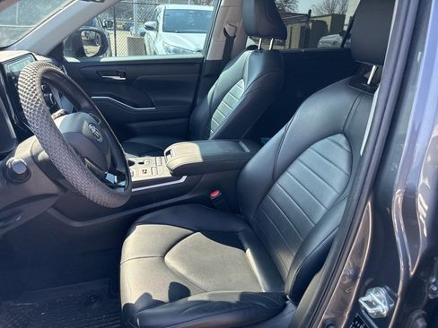 Used 2020 Toyota Highlander XLE image 9