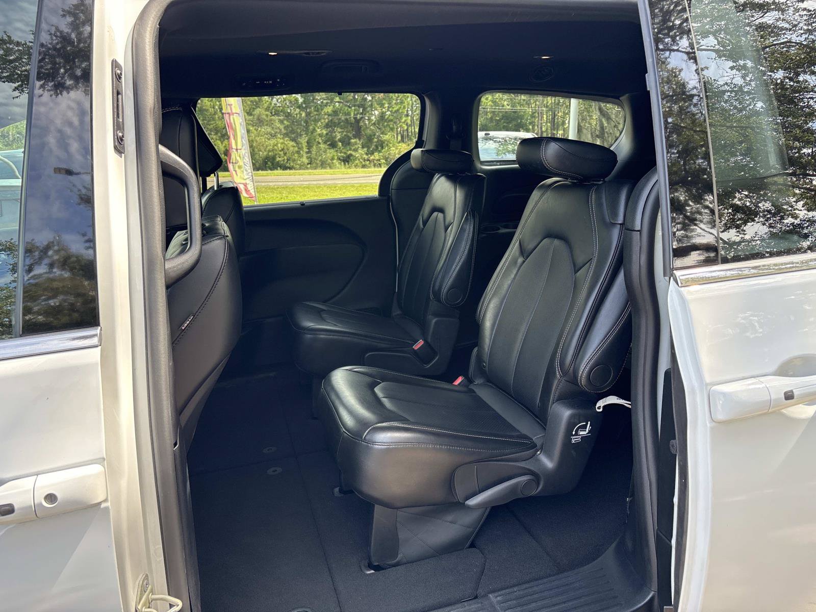 Certified 2025 Chrysler Pacifica Select FWD image 15