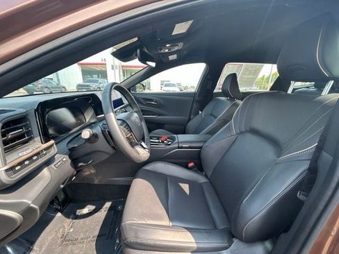 Used 2025 Toyota Crown Signia w/ Tow-Hitch Package (TMS) AWD/4WD image 19