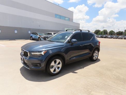 Used 2021 Volvo XC40 T4 Momentum FWD image 2