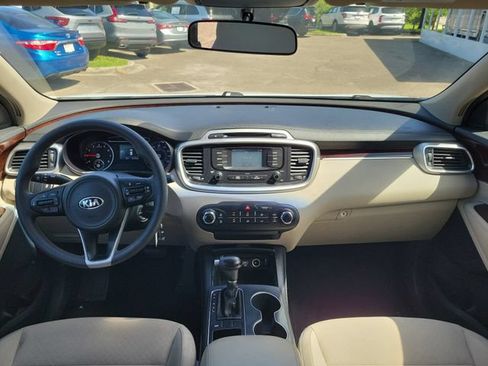 Used 2018 Kia Sorento FWD V6 image 11