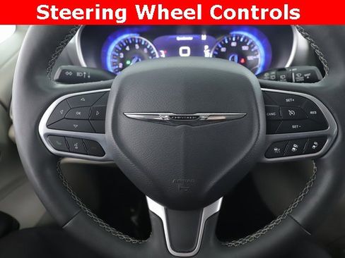 Used 2023 Chrysler Pacifica Touring-L image 22