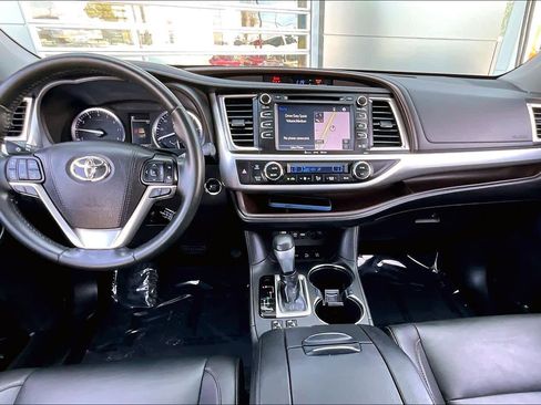 Used 2019 Toyota Highlander XLE image 15