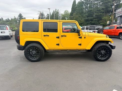 Used 2015 Jeep Wrangler Unlimited Sahara w/ Connectivity Group AWD/4WD image 6