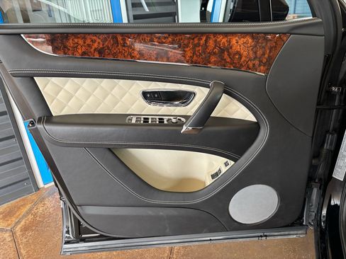 Used 2018 Bentley Bentayga Mulliner image 19