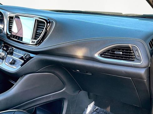 Used 2025 Chrysler Pacifica Limited image 19