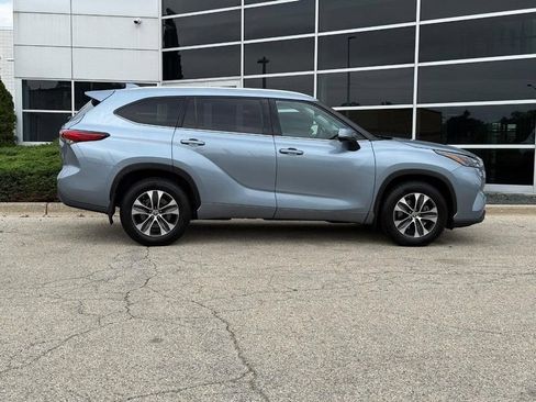 Used 2022 Toyota Highlander XLE AWD/4WD image 2