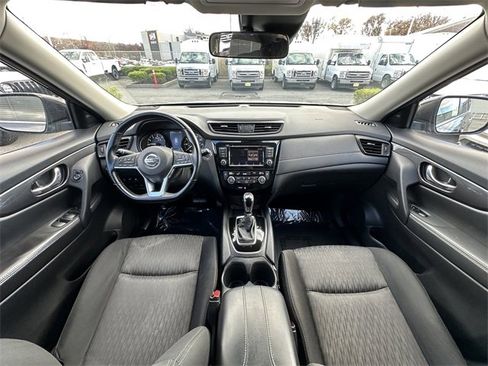 Used 2020 Nissan Rogue SV image 3