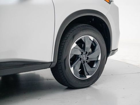 Used 2025 Nissan Rogue SV AWD/4WD image 8
