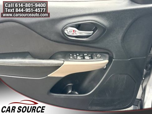 Used 2017 Jeep Cherokee Latitude w/ Comfort/Convenience Group AWD/4WD image 11