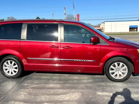 Used 2014 Chrysler Town & Country Touring image 2