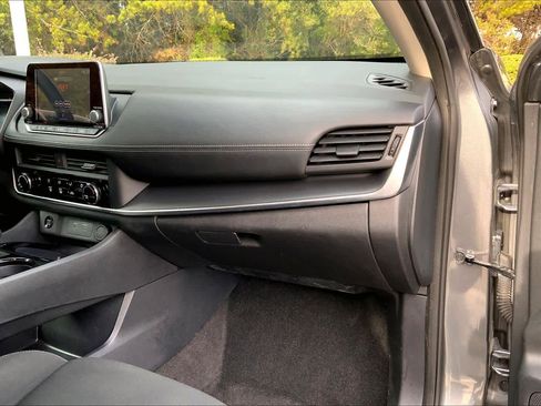 Used 2024 Nissan Rogue S image 16