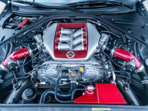 Used 2016 Nissan GT-R Premium image 11