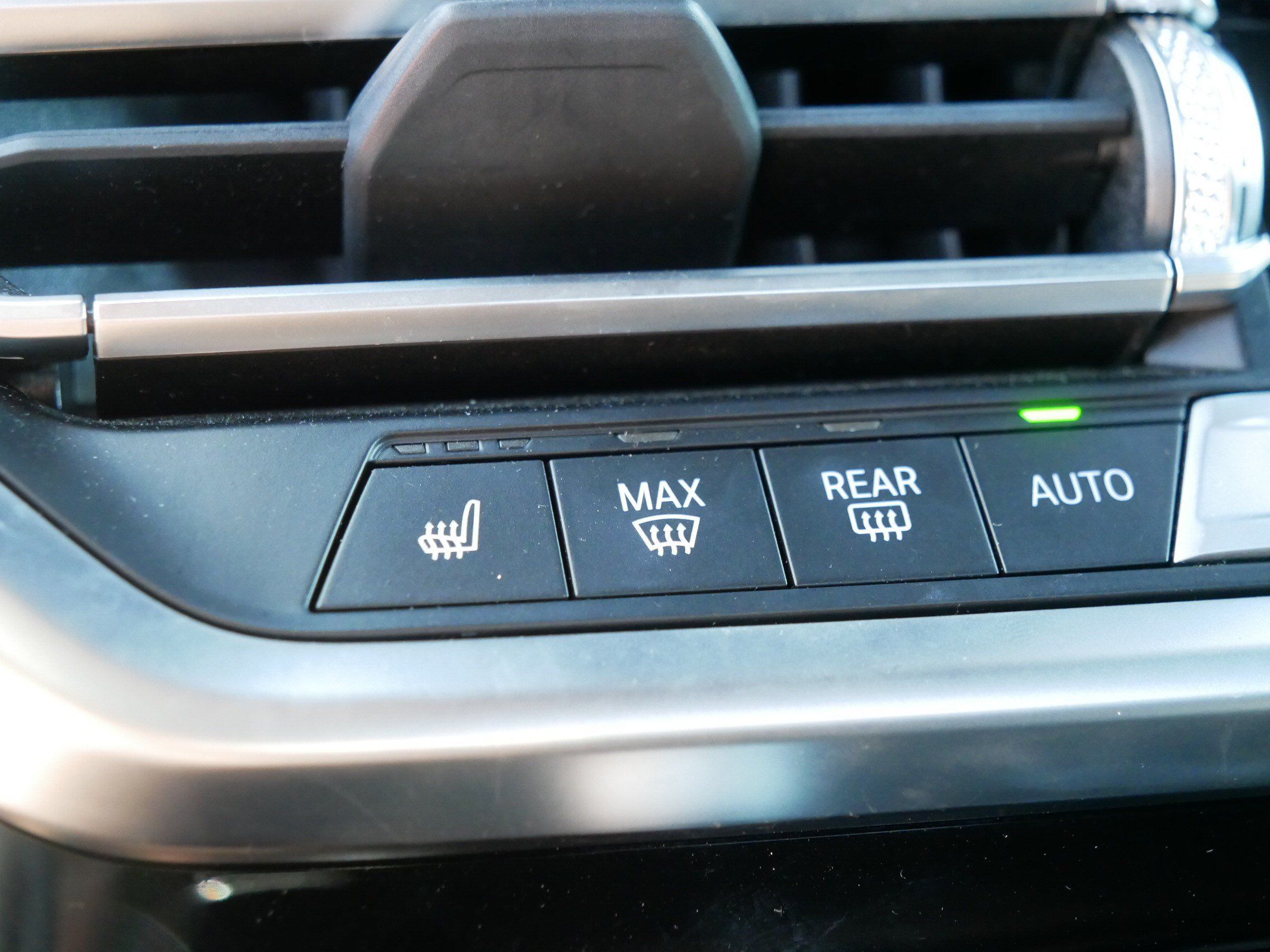 Used 2024 BMW X4 xDrive30i w/ Parking Assistance Package AWD/4WD image 33