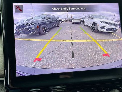 Used 2023 Jeep Grand Cherokee Limited w/ Black Appearance Package image 26