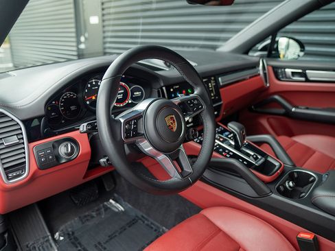 Certified 2022 Porsche Cayenne Platinum Edition image 4