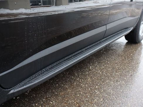 Used 2023 Chevrolet Traverse LT image 9