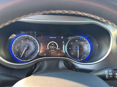 Used 2024 Chrysler Pacifica Touring-L FWD image 22
