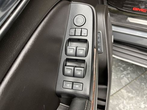 Used 2018 GMC Yukon XL SLT w/ Open Road Package AWD/4WD image 10