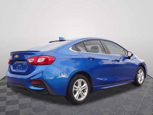 Used 2018 Chevrolet Cruze LT w/ Convenience Package FWD image 3