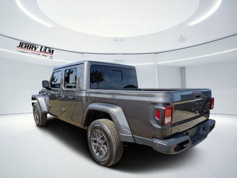 New 2025 Jeep Gladiator Sport image 5