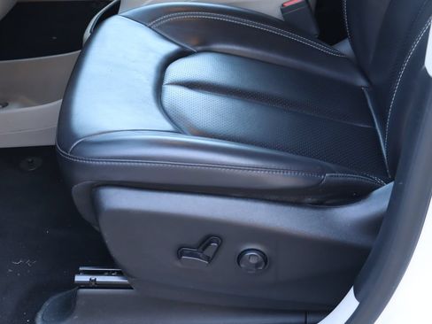 Used 2023 Chrysler Pacifica Touring-L FWD image 15