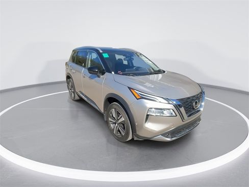 Used 2021 Nissan Rogue Platinum image 2