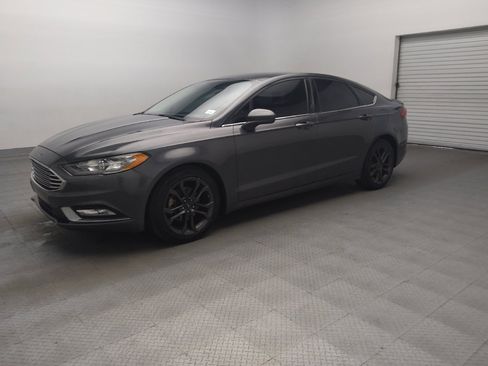 Used 2018 Ford Fusion SE w/ Equipment Group 201A FWD image 2