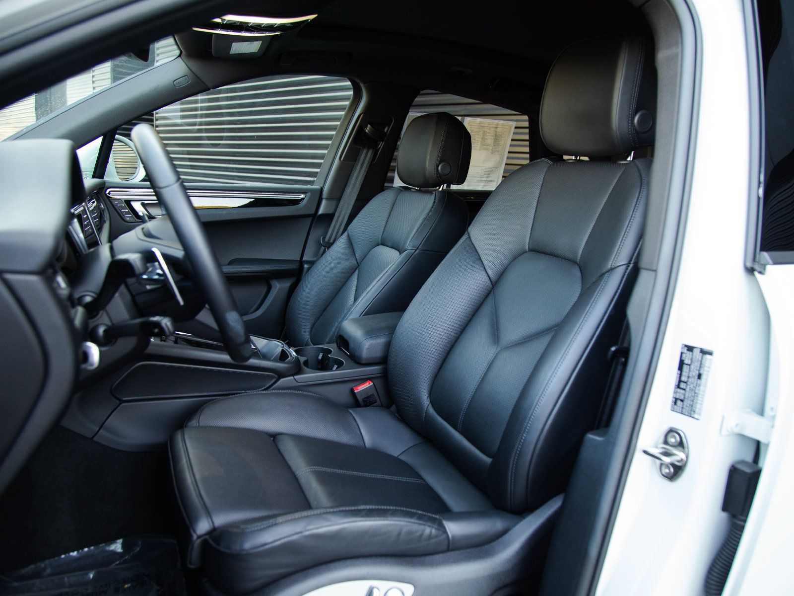 Certified 2026 Porsche Macan AWD/4WD image 5