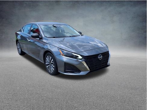Used 2025 Nissan Altima 2.5 SV FWD image 2