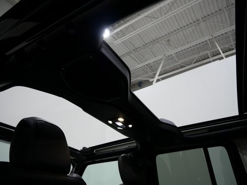 Used 2019 Jeep Wrangler Unlimited Sahara image 4