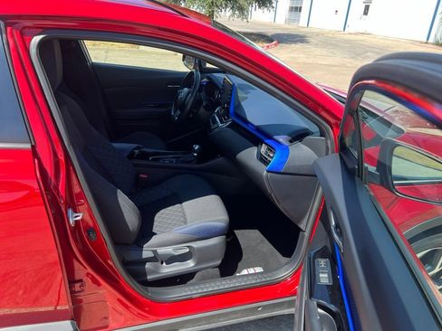 Used 2022 Toyota C-HR XLE FWD image 21
