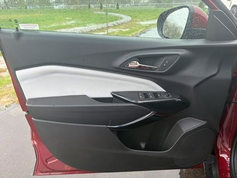 Used 2024 Chevrolet Trax LT w/ LT Convenience Package image 17