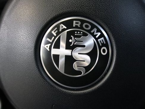 Used 2018 Alfa Romeo Giulia Quadrifoglio w/ Driver Assist Dynamic Package image 17