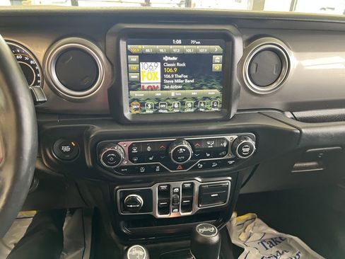 Used 2018 Jeep Wrangler Unlimited Sahara image 9