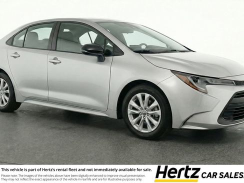 Used 2025 Toyota Corolla Cross LE image 1