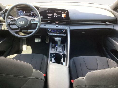 Used 2025 Hyundai Elantra SEL FWD image 4