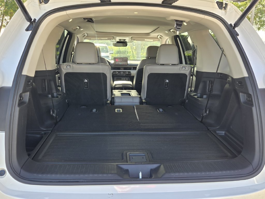 Used 2024 Honda Pilot Touring image 13