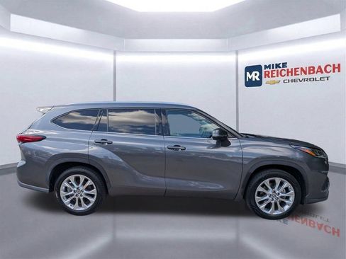 Used 2021 Toyota Highlander Limited FWD image 3
