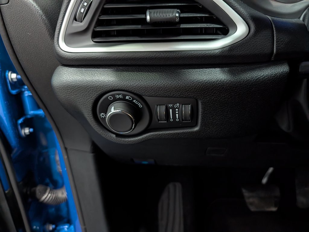 Used 2027 Chrysler Pacifica Select FWD image 20