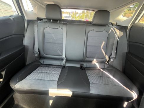 Used 2025 Chevrolet Trax LT w/ LT Convenience Package FWD image 39