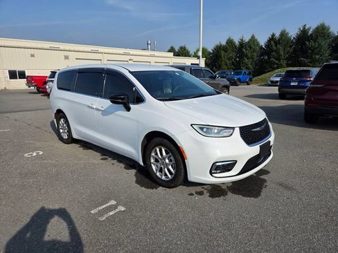 Used 2024 Chrysler Pacifica Touring-L FWD image 20