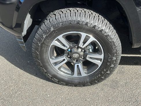 Used 2017 Toyota Tacoma TRD Sport image 9