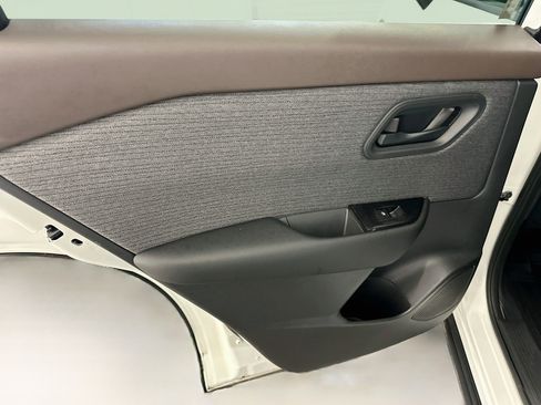 Used 2023 Nissan Rogue S AWD/4WD image 26