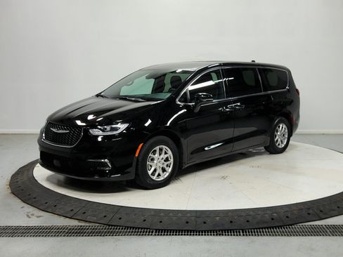 Used 2025 Chrysler Pacifica Select FWD image 5