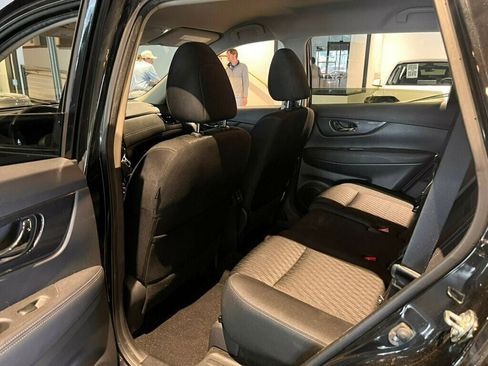 Used 2020 Nissan Rogue SV image 11