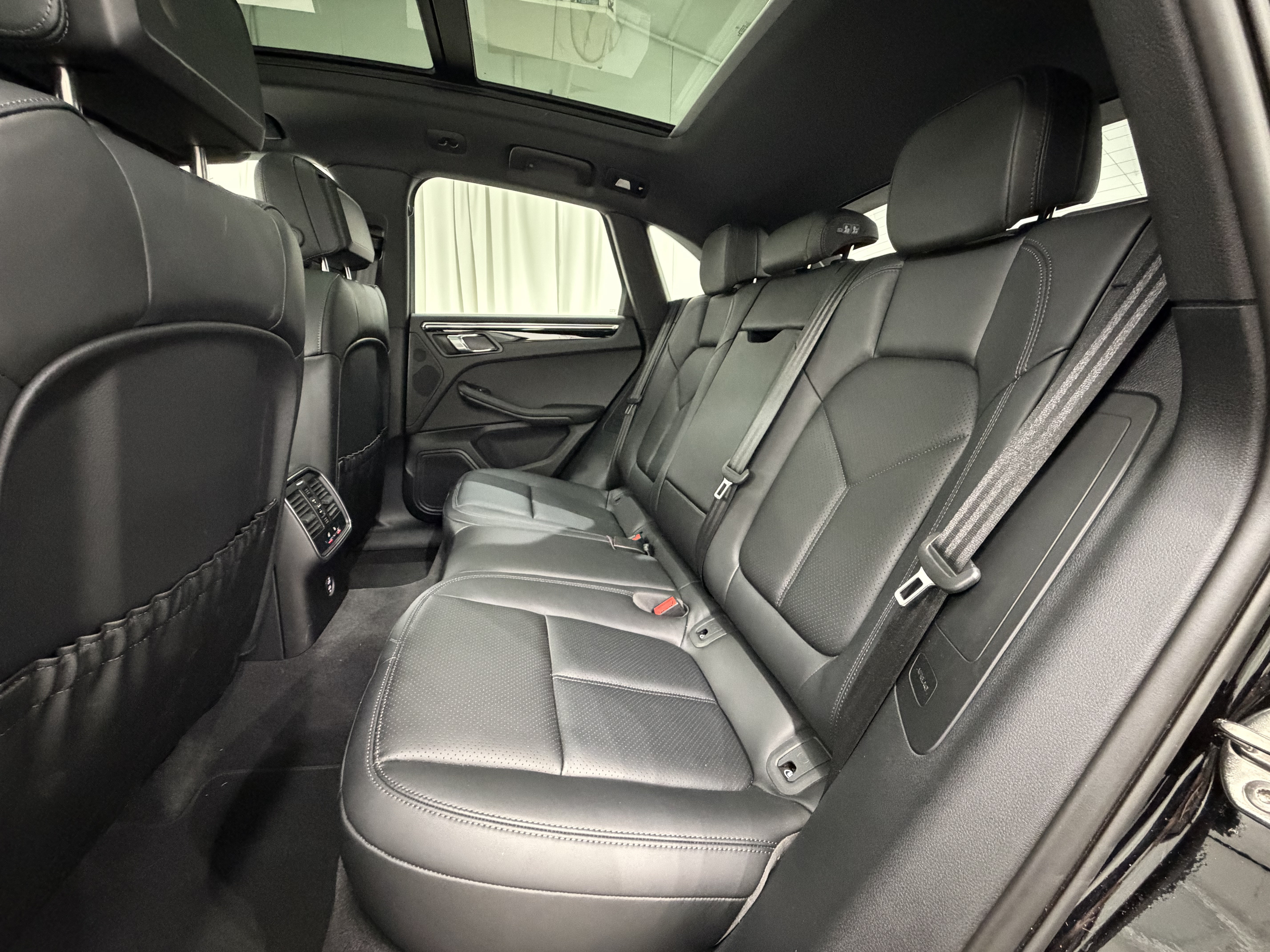 Used 2025 Porsche Macan AWD/4WD image 20