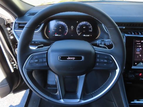 New 2025 Jeep Grand Cherokee Altitude image 4