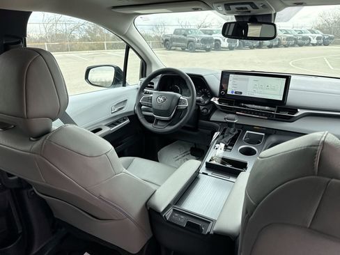 Certified 2026 Toyota Sienna XLE image 24