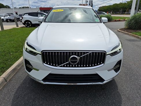 Used 2022 Volvo XC60 B5 Inscription w/ Climate Package image 3
